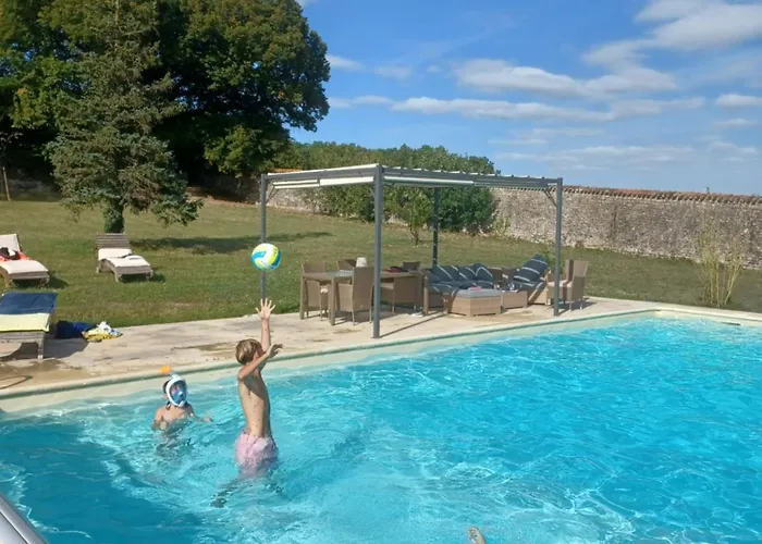 Chateau De Brie Bed & Breakfast